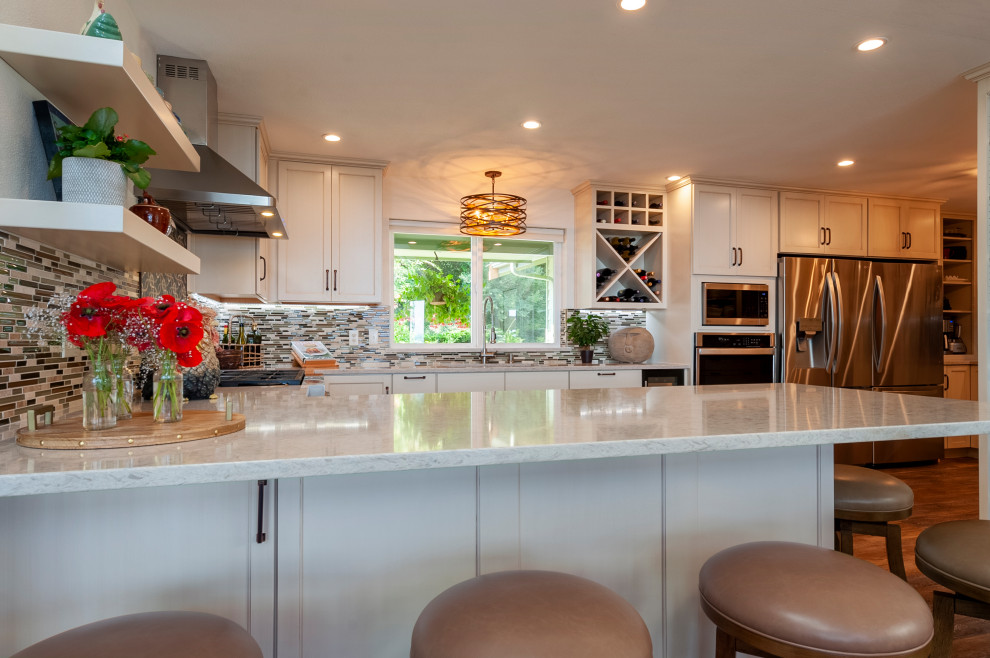 Bild på ett mellanstort maritimt vit vitt kök och matrum, med en undermonterad diskho, skåp i shakerstil, vita skåp, bänkskiva i koppar, flerfärgad stänkskydd, stänkskydd i cementkakel, rostfria vitvaror, vinylgolv, en köksö och brunt golv