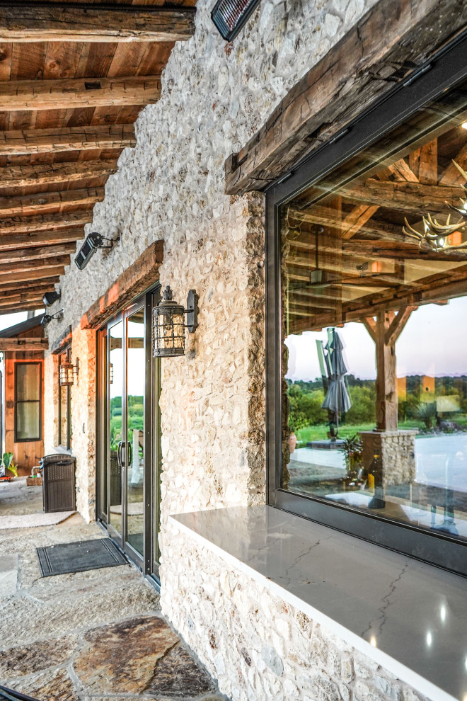 Example of a mountain style home design design in Austin