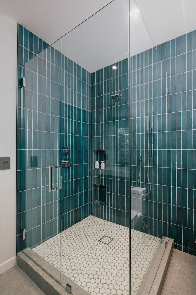 Источник вдохновения для домашнего уюта: маленькая ванная комната в стиле ретро с плоскими фасадами, черными фасадами, угловым душем, зеленой плиткой, керамической плиткой, синими стенами, душевой кабиной, белым полом, душем с распашными дверями, нишей, тумбой под две раковины, подвесной тумбой и сводчатым потолком для на участке и в саду