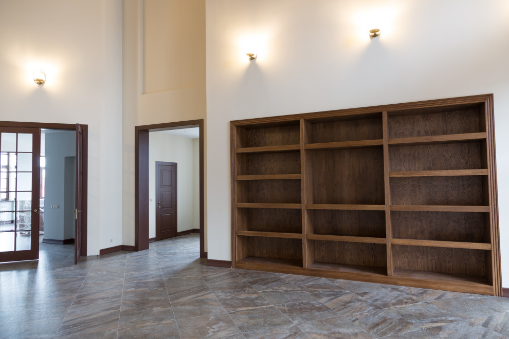 Встроенный открытый шкаф в каминной из дуба в масле