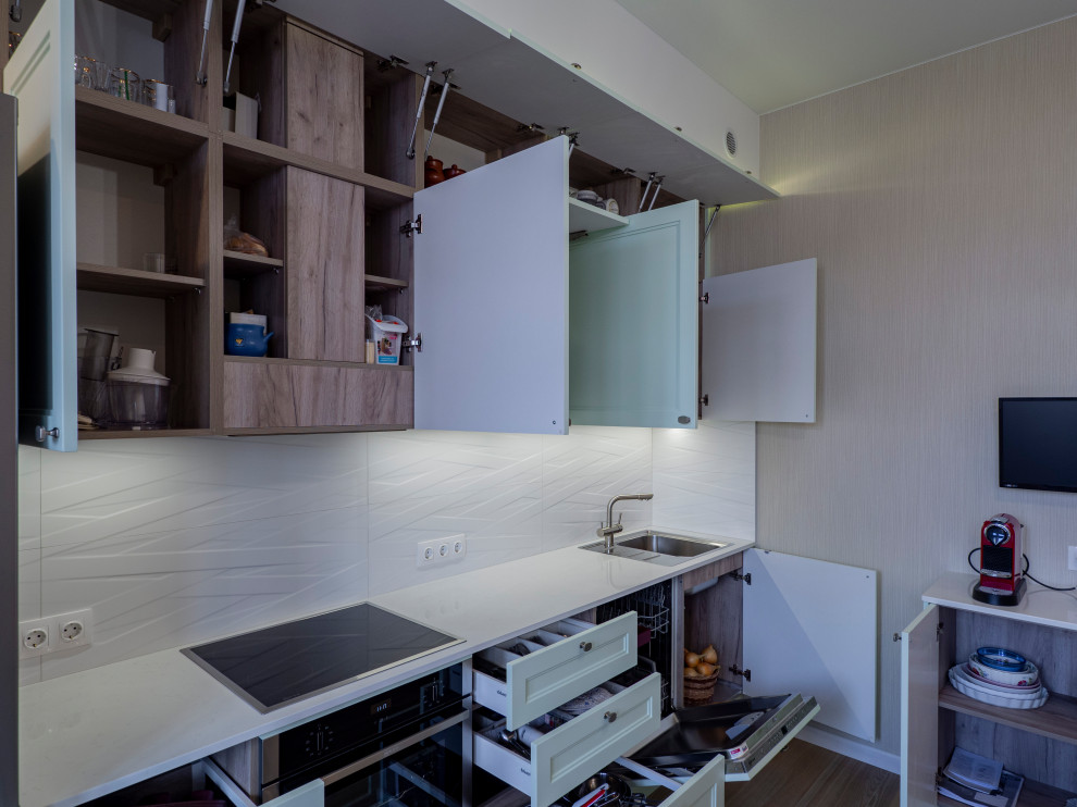 Нежная светло-мятная кухня в стиле неоклассика