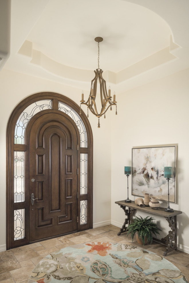 フェニックスにある広い地中海スタイルのおしゃれな玄関ドア (白い壁、テラコッタタイルの床、木目調のドア、ベージュの床、格子天井) の写真