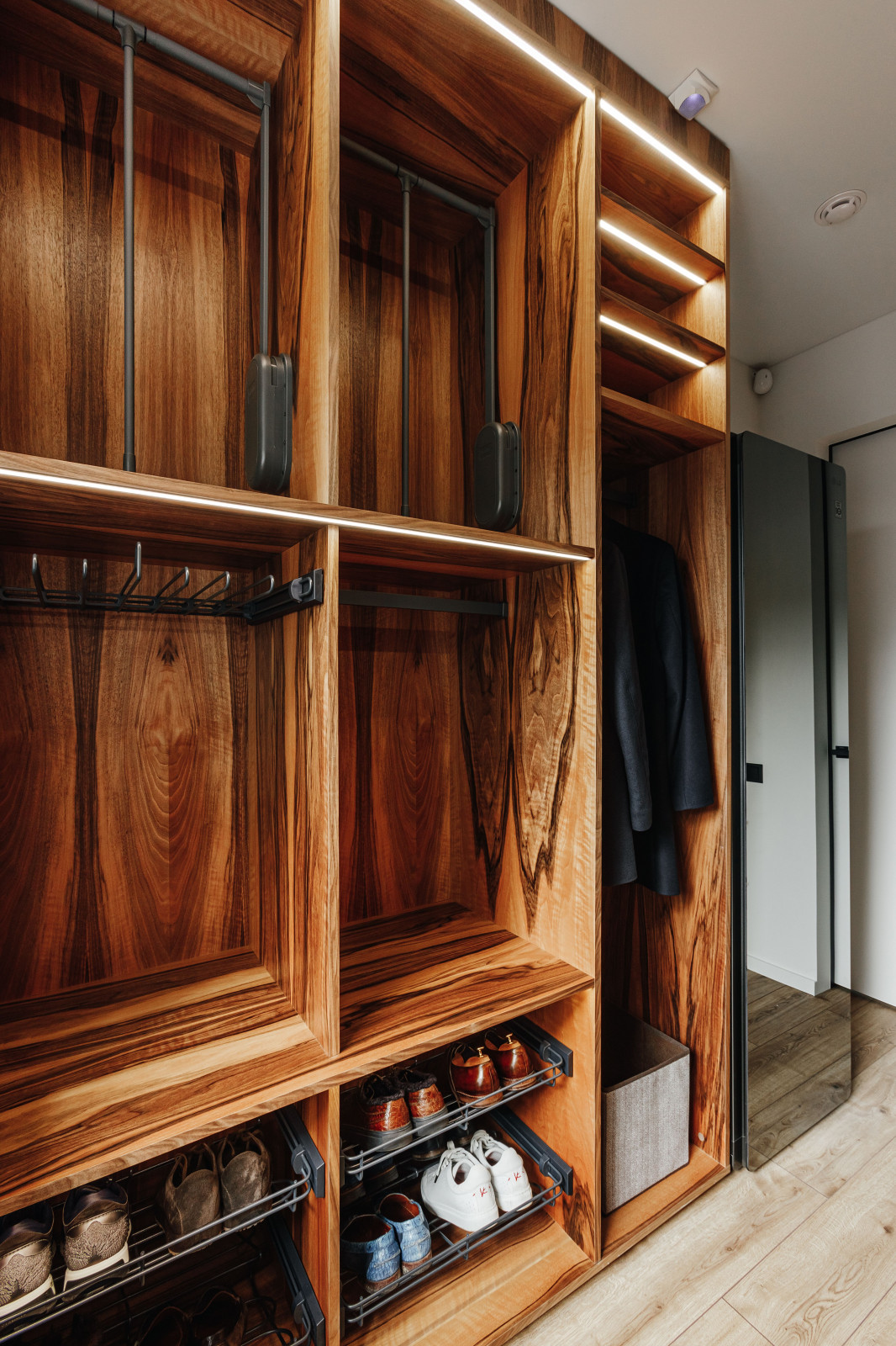 Гардеробная. В данной комнате использована итальянская система профилей, выполне