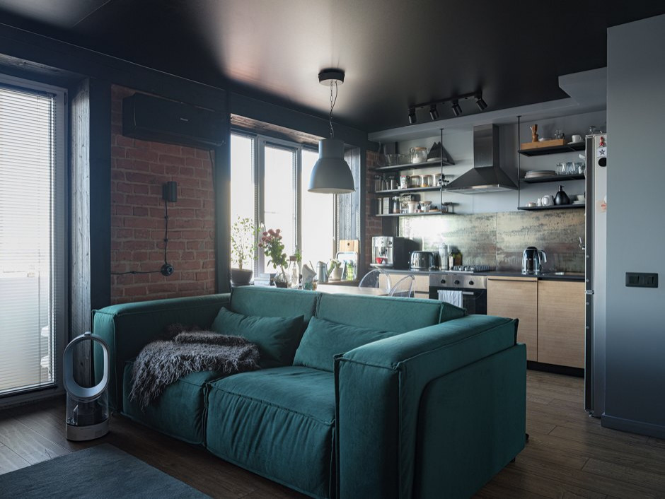 Квартира-студия с черным потолком в стиле лофт