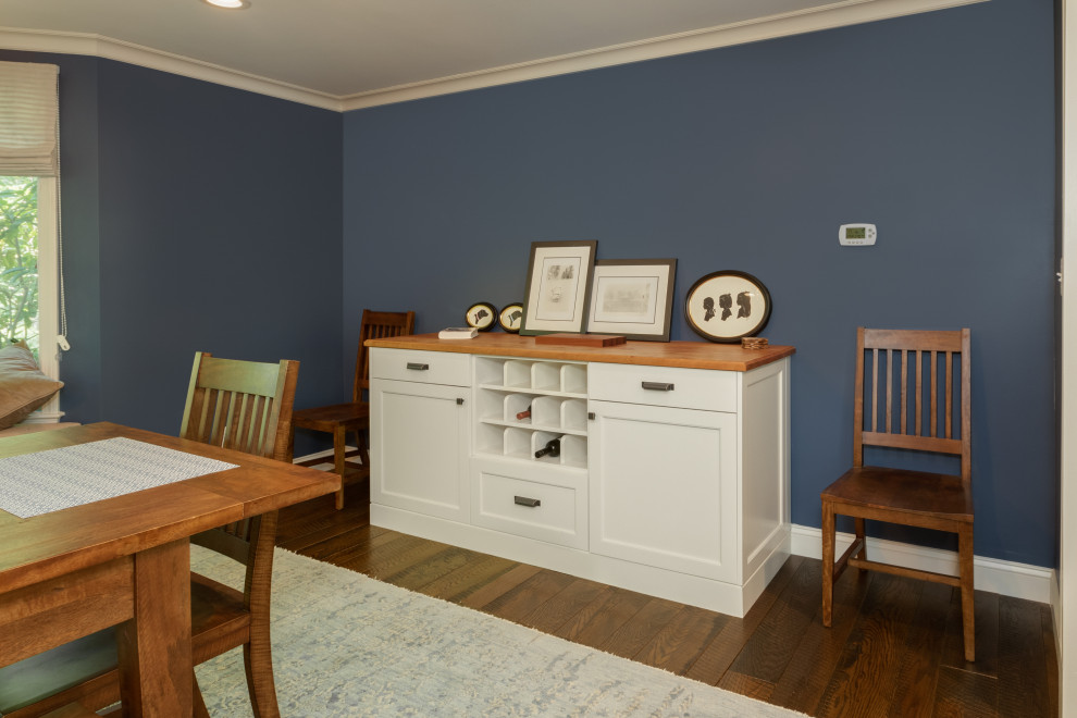 Example of a mid-sized transitional home design design in Boston