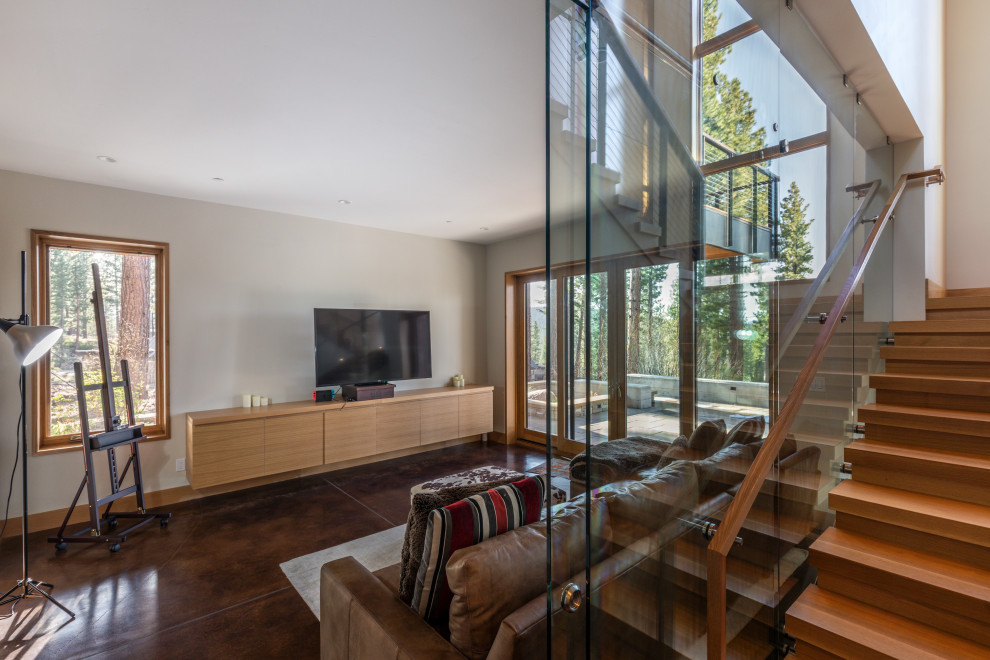 Exempel på ett mellanstort modernt separat vardagsrum, med vita väggar, betonggolv, en väggmonterad TV och brunt golv