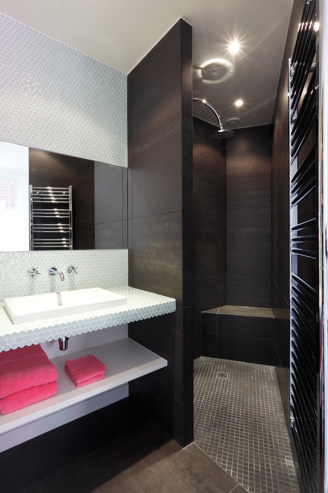 This is an example of a contemporary 3/4 bathroom in Paris with ceramic floors, tile benchtops, a curbless shower, white tile and an undermount sink.
