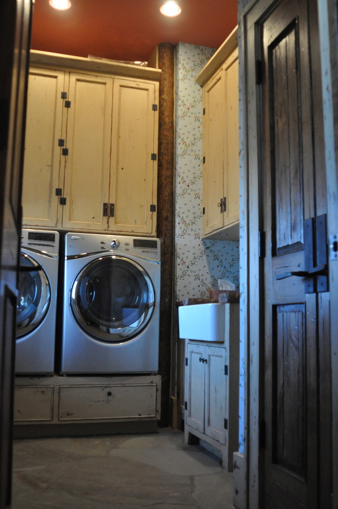 Inspiration for a traditional laundry room in Chicago.