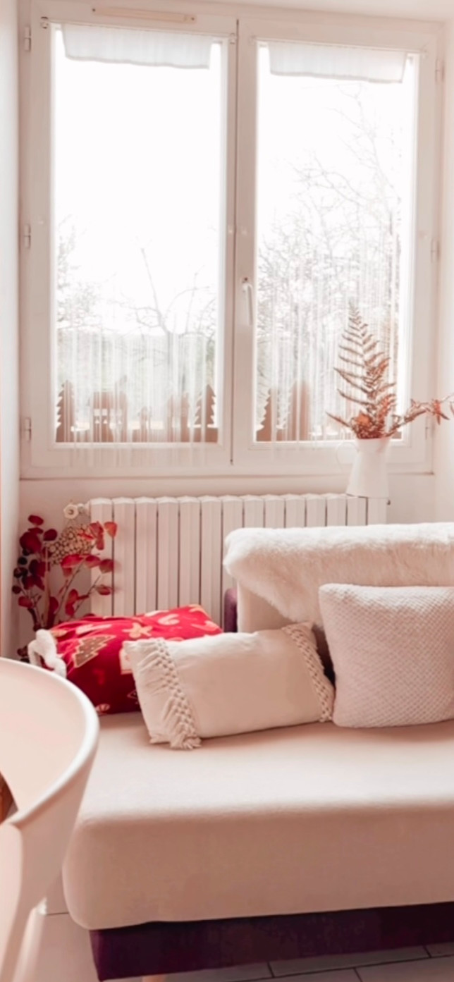 2️⃣ Opte pour des rideaux clairs 🏡 : Choisis des rideaux légers et de couleur claire pour laisser passer la lumière tout en assurant une certaine intimité. Ça donne une ambiance aérée à la pièce.