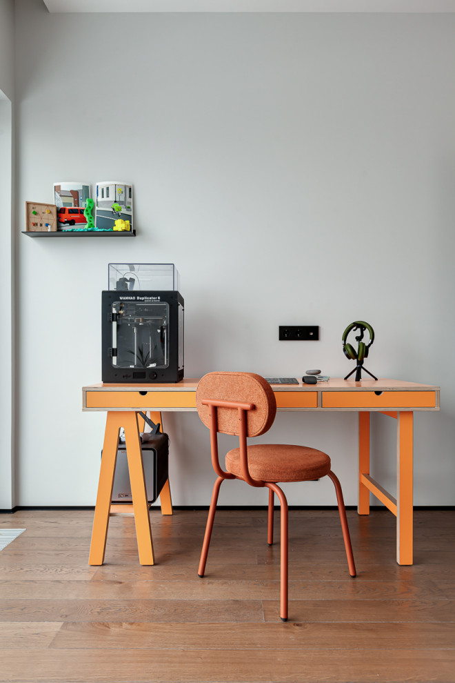 Idée de décoration pour un bureau design de taille moyenne et de type studio avec un mur blanc, un sol en bois brun et un sol marron.