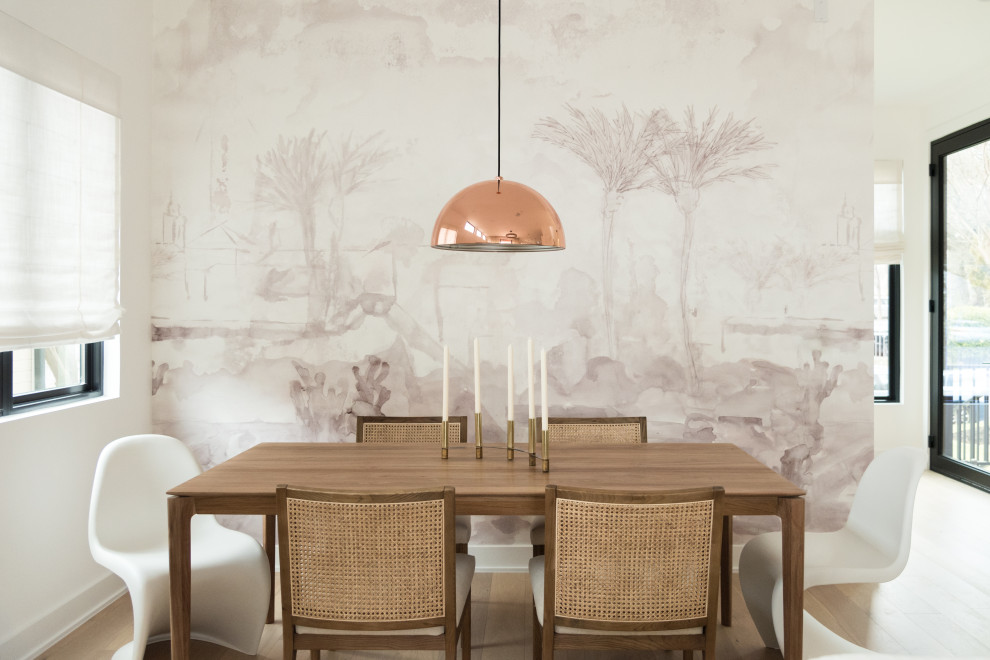 Esempio di una sala da pranzo aperta verso il soggiorno minimalista di medie dimensioni con pareti bianche, parquet chiaro e carta da parati