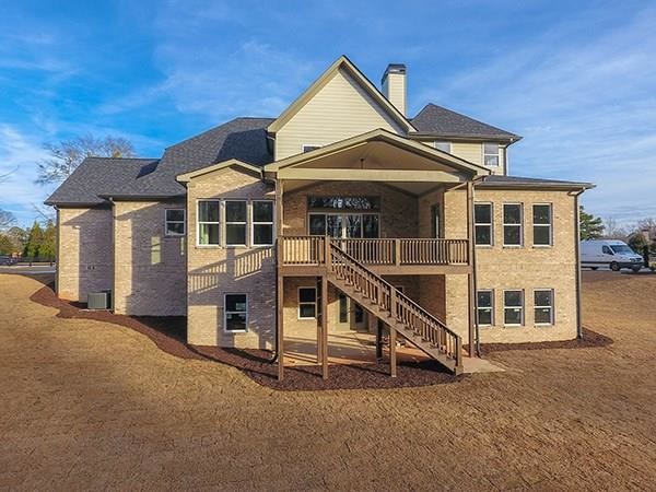 Example of a transitional home design design in Atlanta
