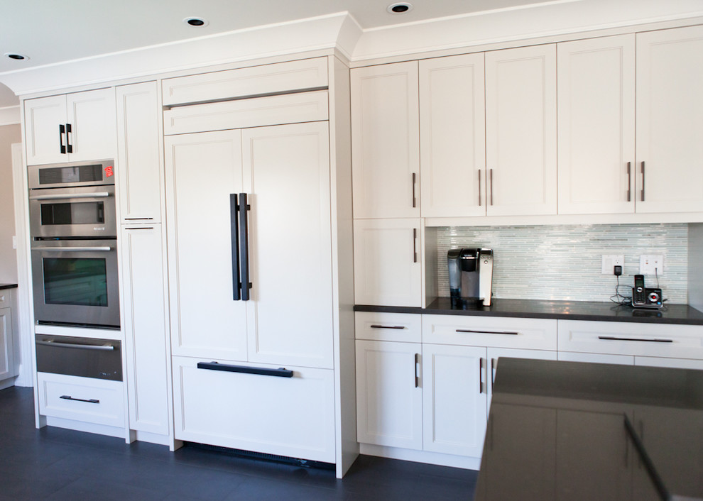 Kitchen - transitional kitchen idea in Toronto