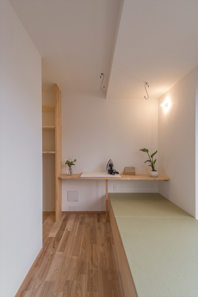 Inspiration for a modern laundry room in Yokohama.