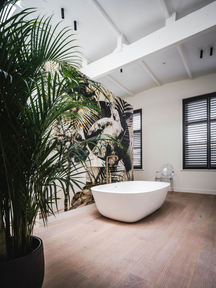 Diseño de cuarto de baño doble minimalista extra grande con suelo de madera clara, encimera de cobre y papel pintado