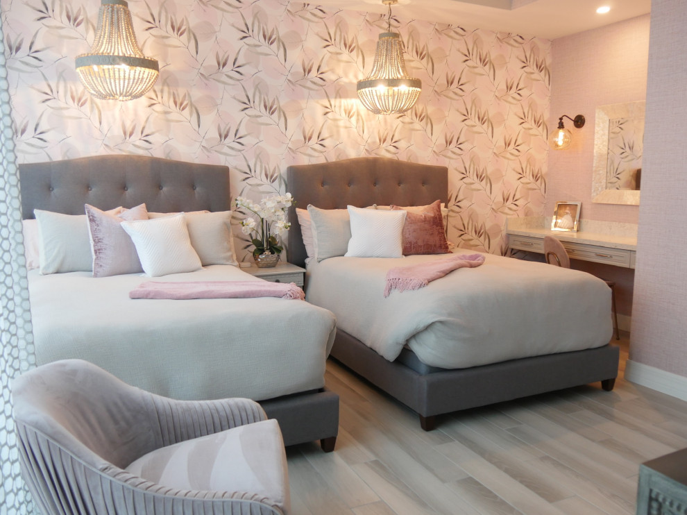 Mittelgroßes Klassisches Gästezimmer mit rosa Wandfarbe, Porzellan-Bodenfliesen, grauem Boden und Tapetenwänden in Miami