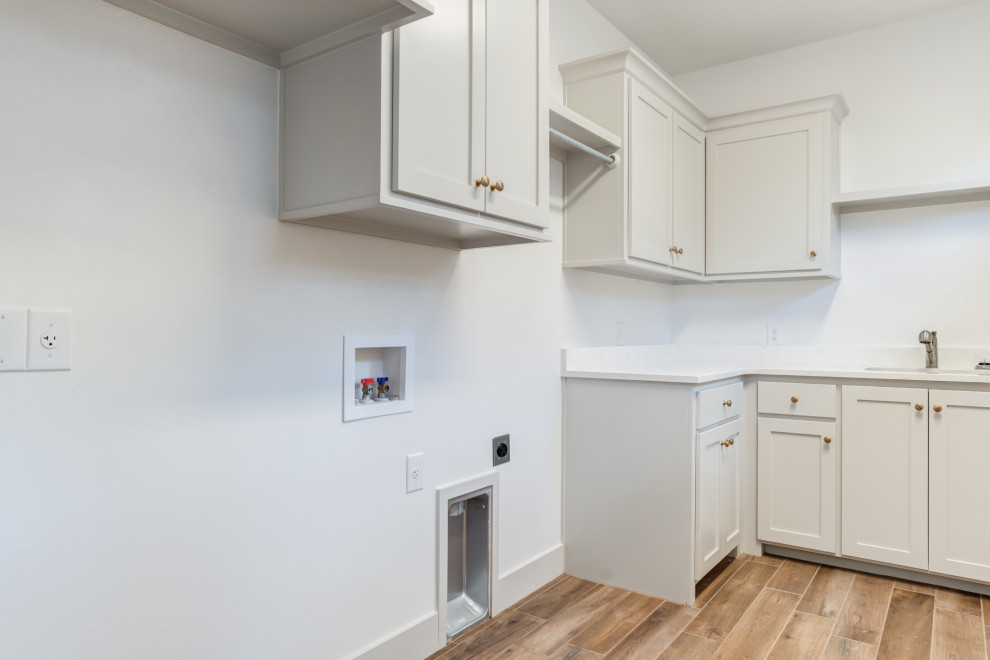 Example of a transitional home design design in Austin