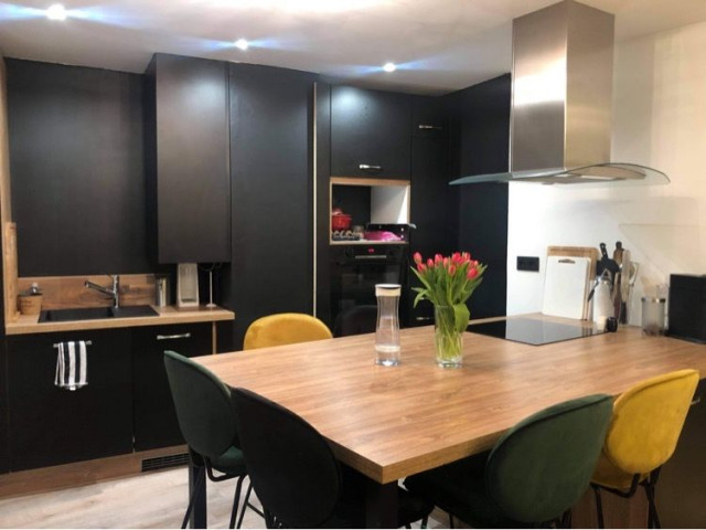 Cuisine ouverte noire et bois moderne chic avec ilot central