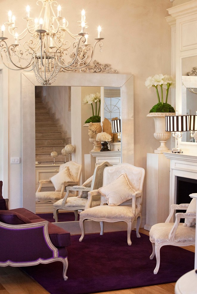 Design ideas for a traditional family room in Rome.