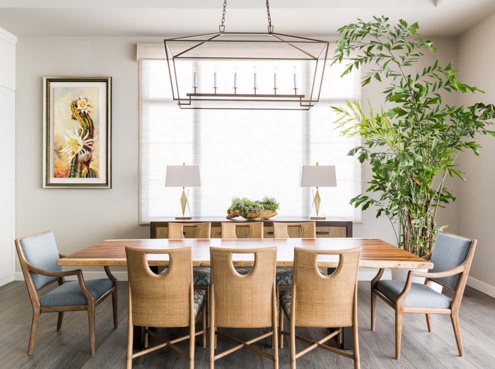 Aménagement d'une salle à manger classique avec un mur gris, parquet foncé et un sol marron.