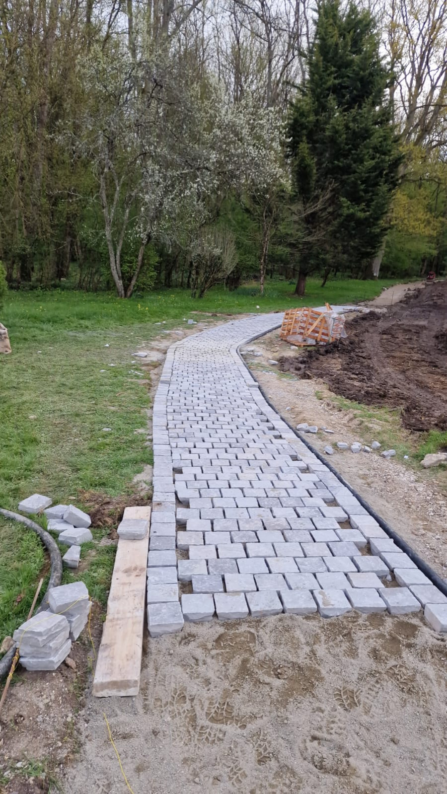 Pavage en Pavé Parisien – Un Chemin d’Élégance pour un Château en Île-de-France