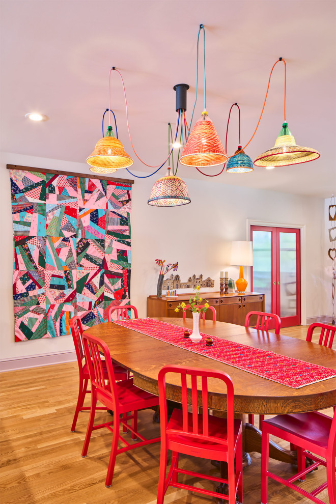 Esempio di una sala da pranzo aperta verso il soggiorno eclettica di medie dimensioni con pavimento in legno massello medio