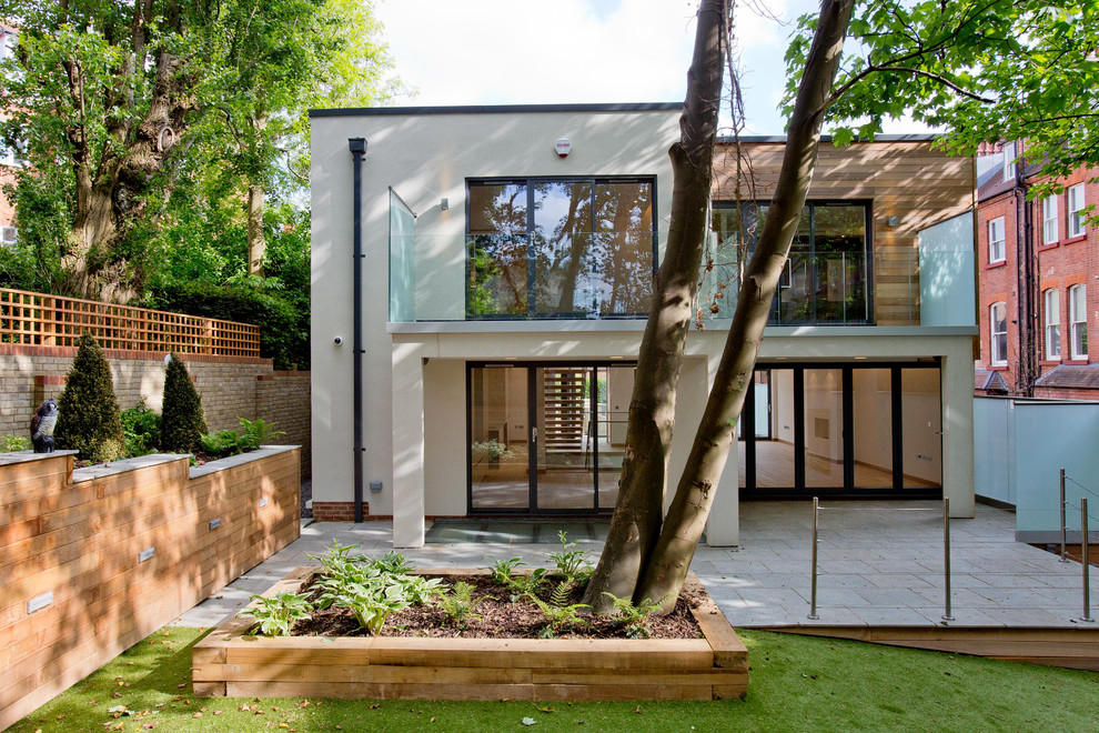 Design ideas for a mid-sized contemporary garden in London.