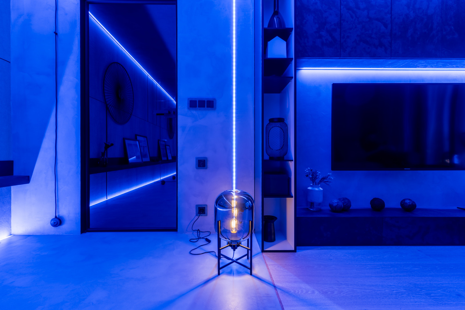 "Белый, серый и графит"