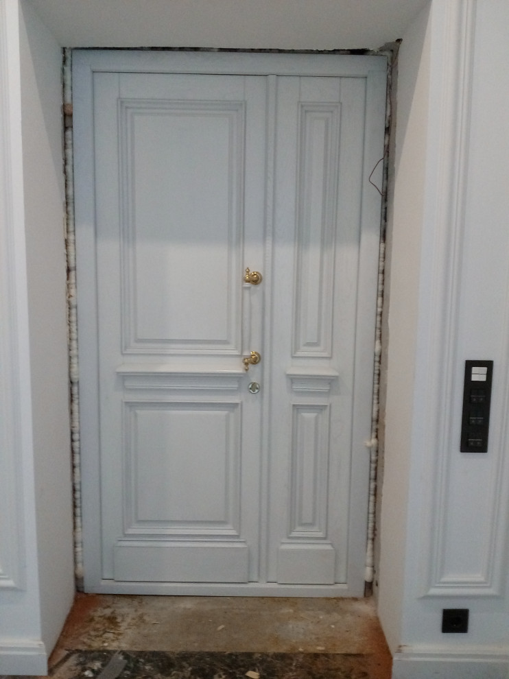 Diseño de puerta principal tradicional de tamaño medio con puerta doble y puerta blanca