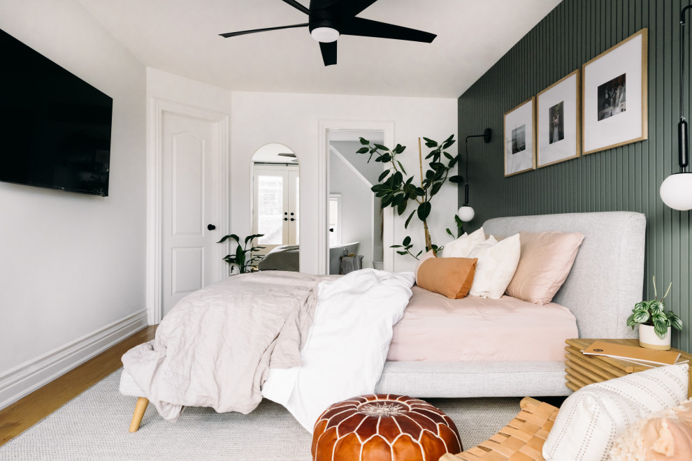 Foto di una camera da letto stile loft minimalista di medie dimensioni con pareti verdi, parquet chiaro, nessun camino, pannellatura e pavimento giallo