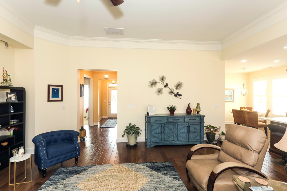 Aménagement d'un salon classique de taille moyenne et ouvert avec une salle de réception, un mur jaune, un sol en bois brun, un sol marron et un plafond décaissé.