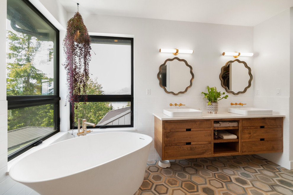 Inspiration pour une salle de bain design en bois brun avec un placard à porte plane, un carrelage blanc et un carrelage métro.