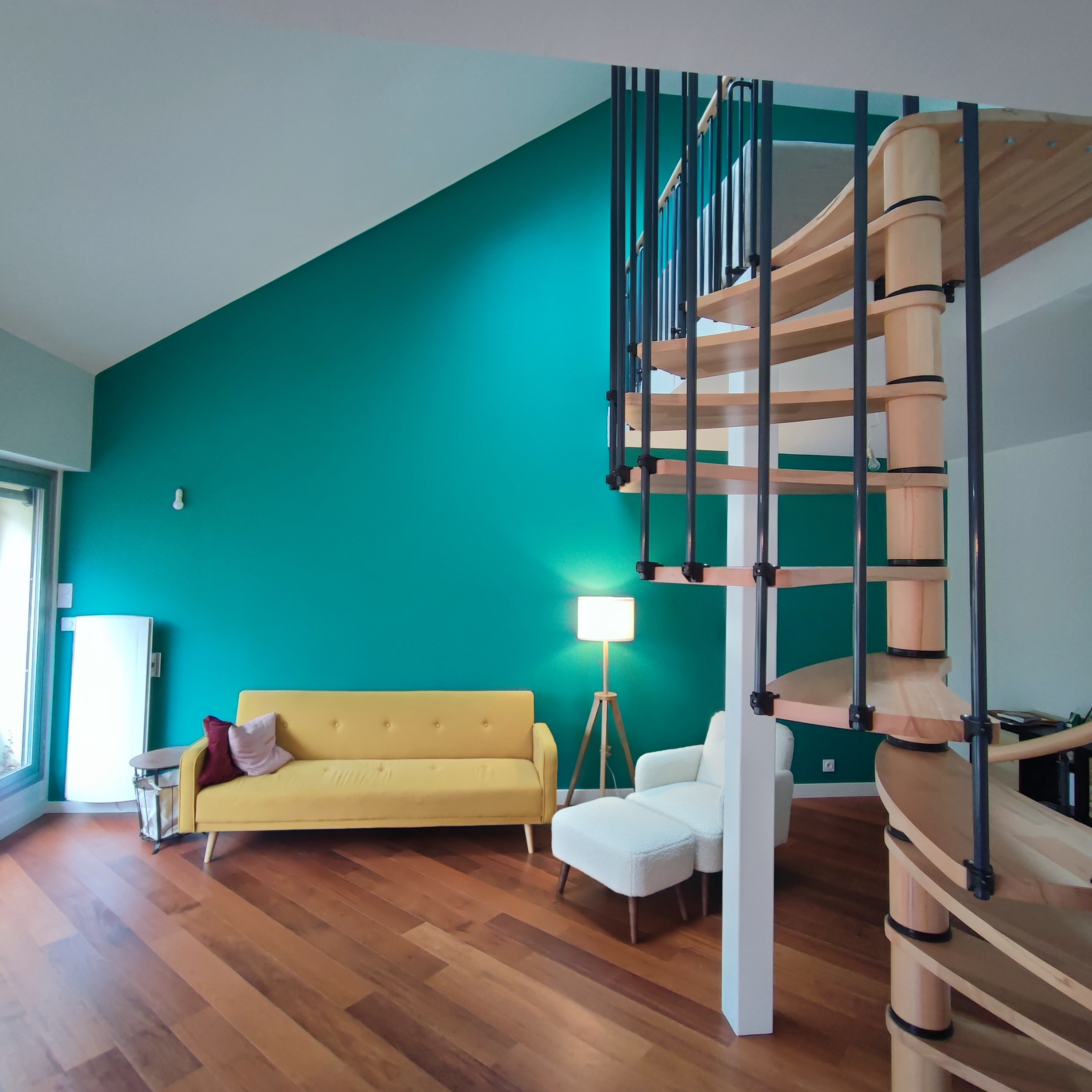 Changement d'escalier dans un séjour pour accéder à une mezzanine.