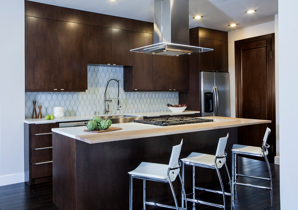Design ideas for a mid-sized contemporary kitchen in Austin.