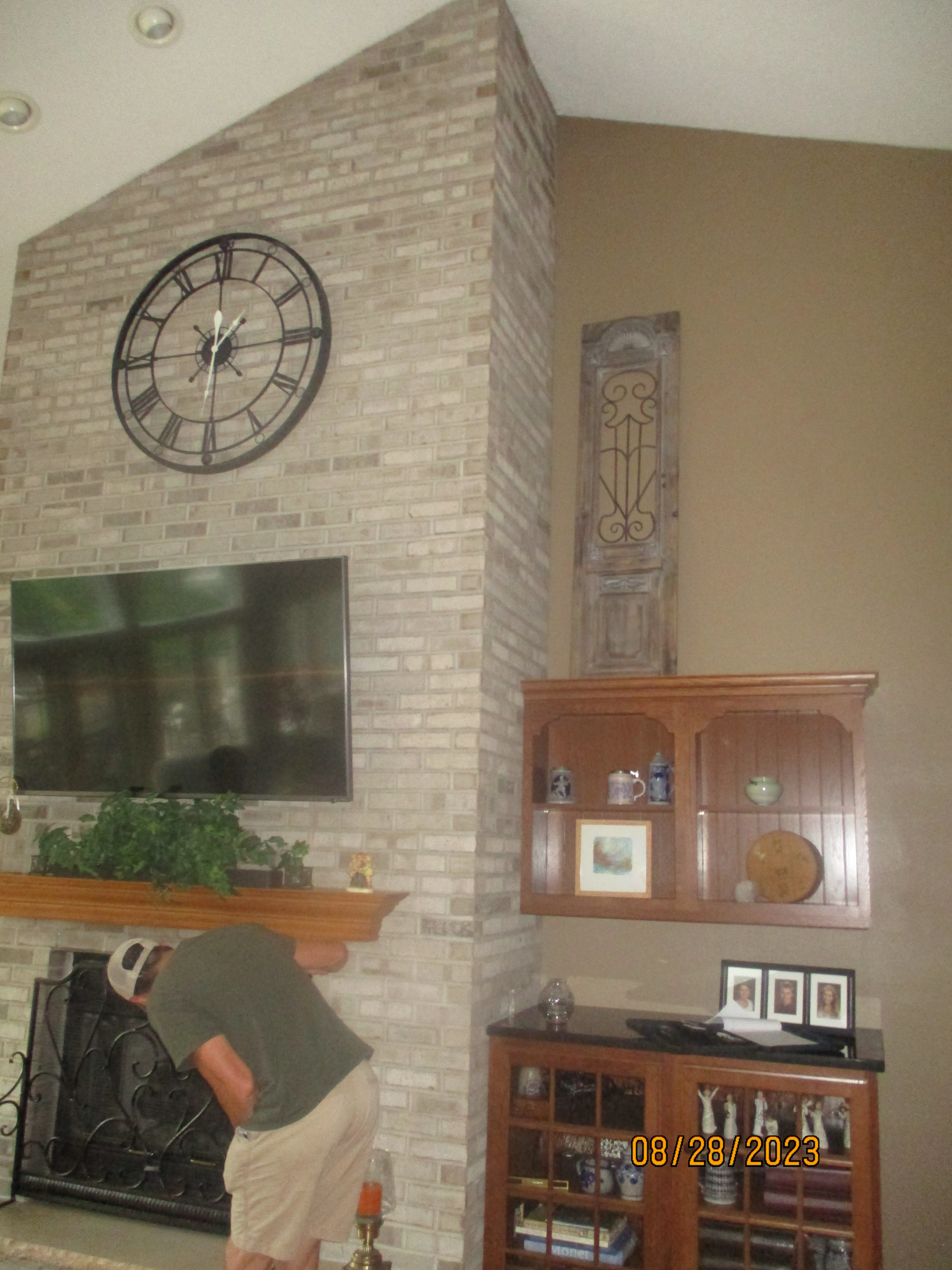 118 Chatham Lane - Ceiling, Fireplace, Floor