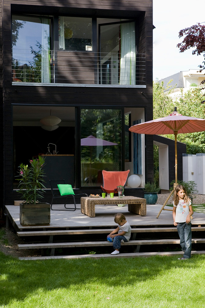 Inspiration for a mid-sized contemporary deck in Paris.
