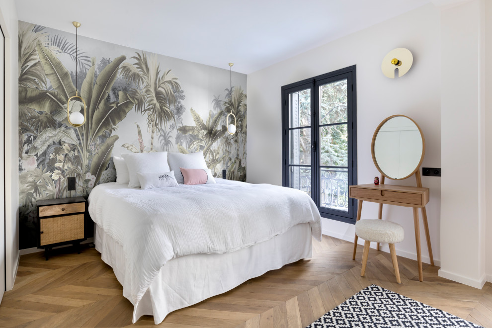 Diseño de dormitorio principal contemporáneo sin chimenea con paredes blancas, suelo de madera en tonos medios, suelo marrón y papel pintado