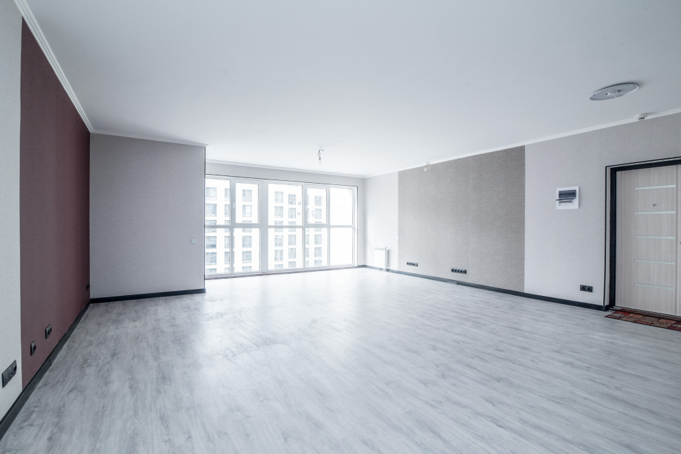Foto di un grande soggiorno minimal aperto con sala formale, pareti bianche, pavimento in legno massello medio, nessun camino, pavimento bianco, soffitto ribassato e carta da parati