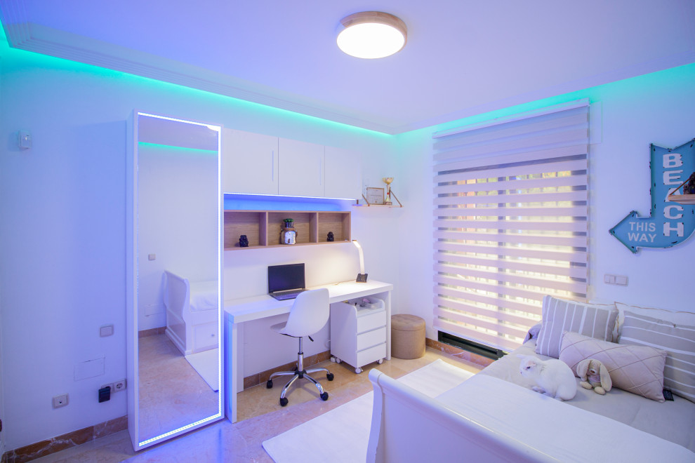 Bild på ett mellanstort funkis könsneutralt tonårsrum kombinerat med sovrum, med vita väggar, marmorgolv och beiget golv