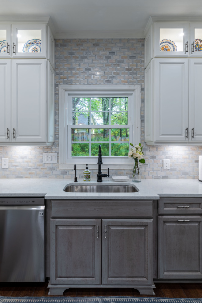 Example of a transitional home design design in Atlanta