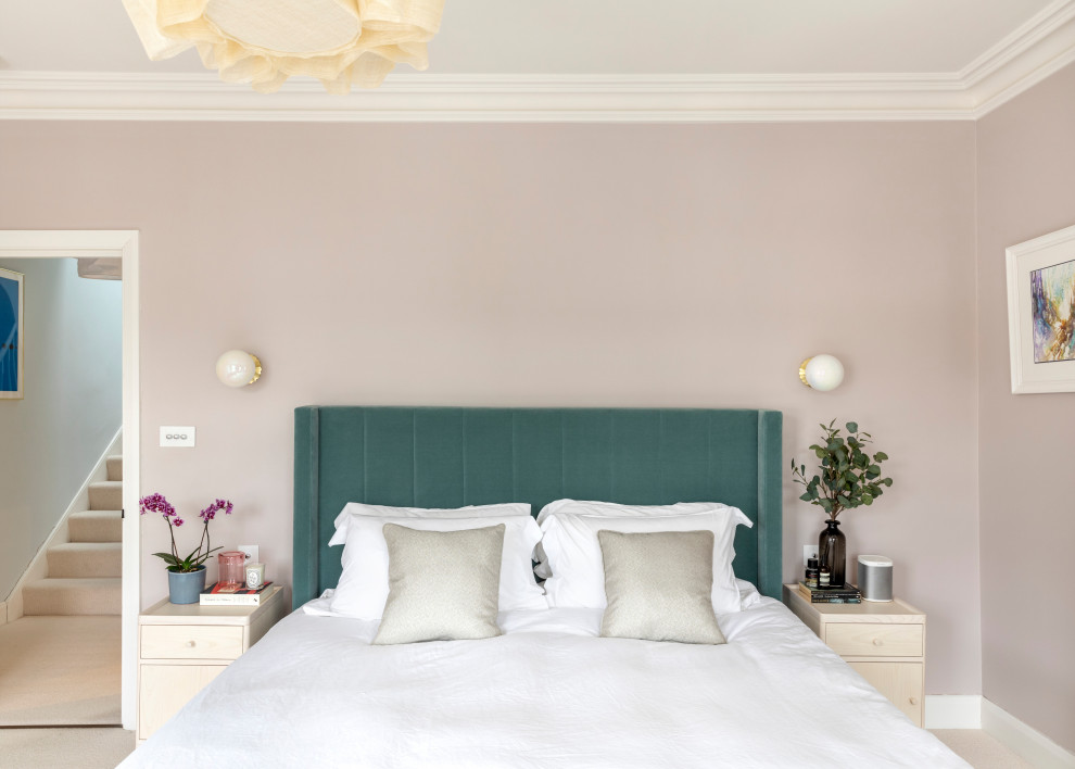 ロンドンにあるトランジショナルスタイルのおしゃれな寝室 (ピンクの壁、カーペット敷き、ベージュの床) のレイアウト