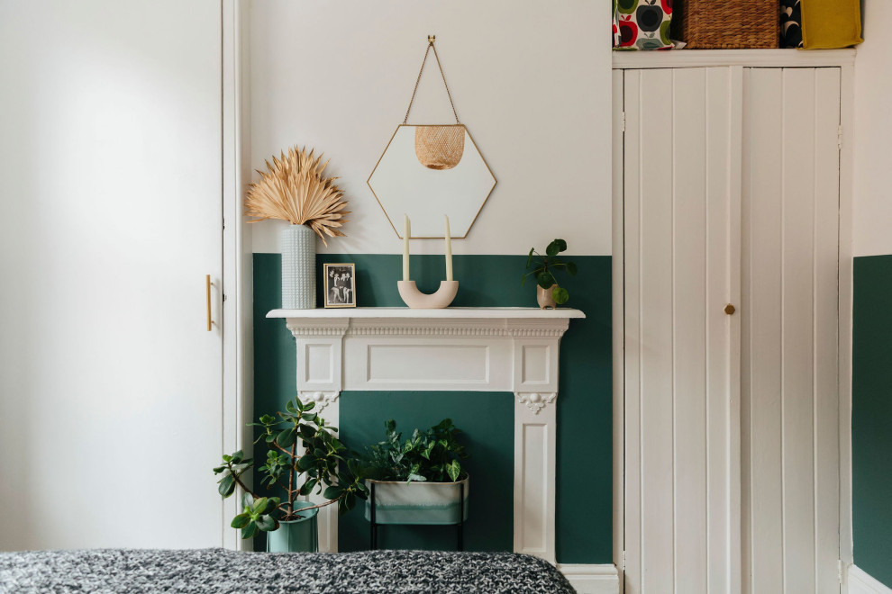 Foto di una piccola camera degli ospiti tradizionale con pareti verdi, moquette e pavimento beige