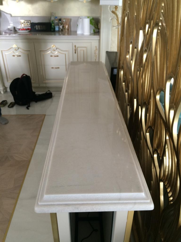 Столешница с подклейкой и фигурным фартуком из нат. кварцита Exclusive White