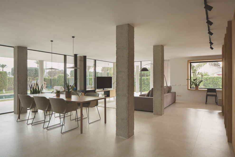 На фото: большая гостиная комната в стиле модернизм с горизонтальным камином
