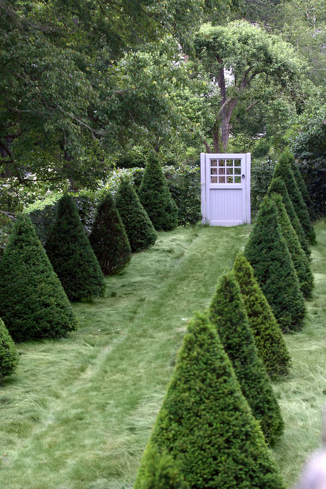 Design ideas for a traditional backyard garden in New York.