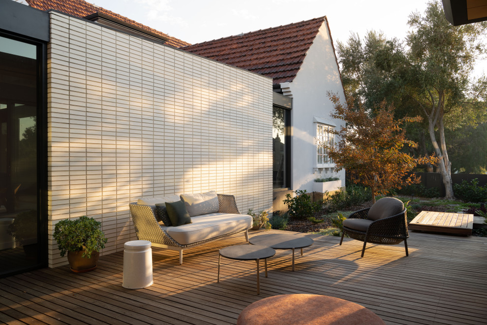 Design ideas for a midcentury deck in Perth.