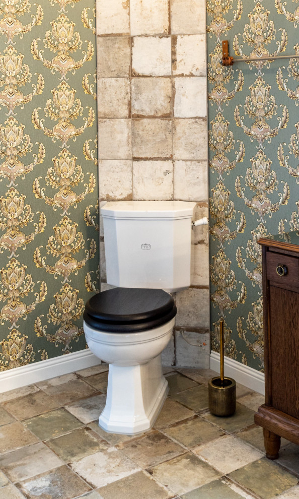 ミュンヘンにある高級な広いインダストリアルスタイルのおしゃれなトイレ・洗面所 (一体型トイレ	、ベッセル式洗面器、茶色い床、独立型洗面台) の写真