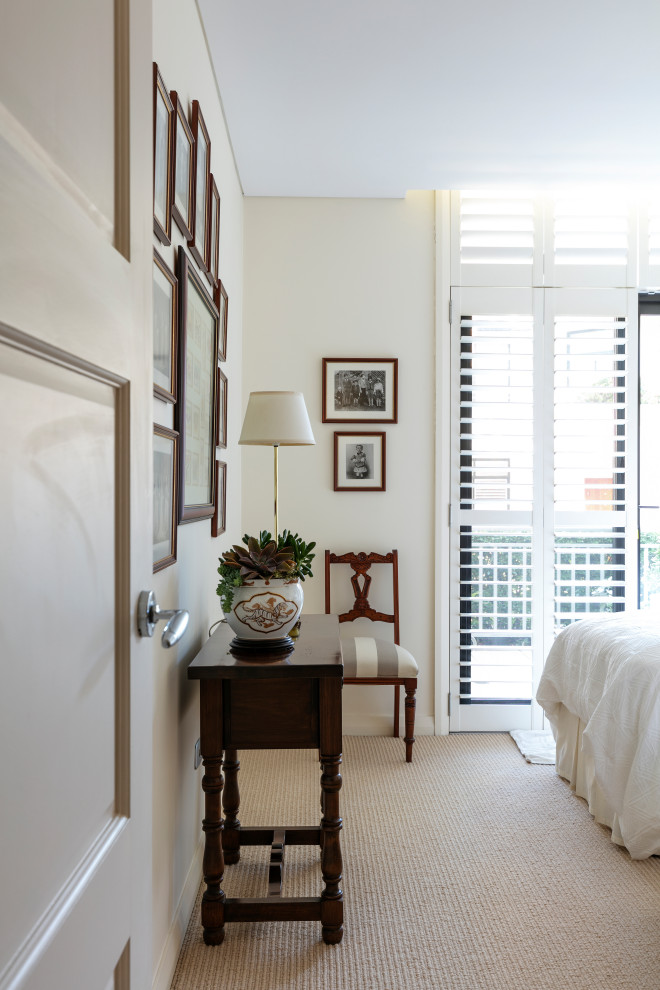 Esempio di una camera degli ospiti eclettica di medie dimensioni con pareti bianche, moquette e pavimento beige