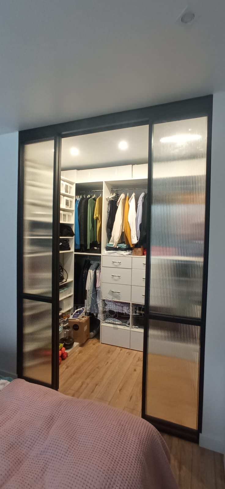 Перегородка для гардеробной комнаты