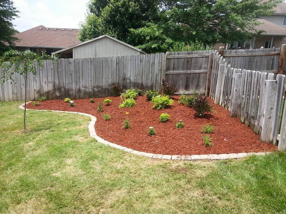 Design ideas for a small traditional full sun backyard landscaping.